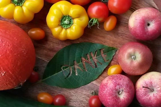 Erntedank feiern - Danke - Walnussblatt - Tomaten - Äpfel - Kürbis - Paprika