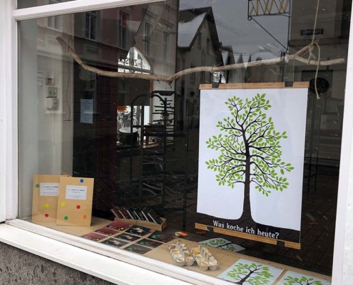 Was koch ich heute_Rezepteposter im Schaufenster vom Familie-Tulpe-Pop-up-Store