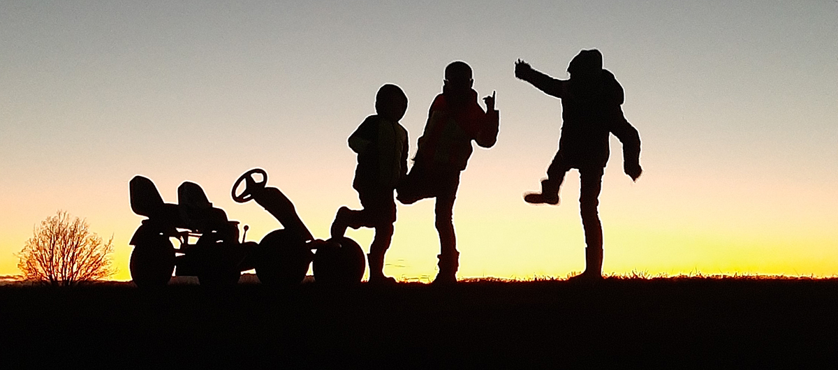 Bewegung für Kinder_mit Kettcar im Sonnenuntergang