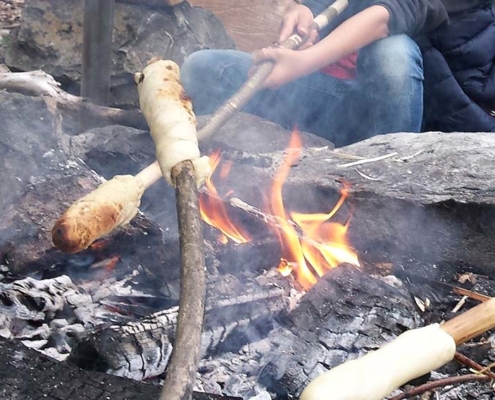 MINT im Alltag_Stockbrot auf dem Lagerfeuer